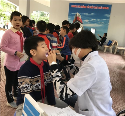 Trường Tiểu học Ái Mộ B tổ chức khám sức khỏe cho học sinh